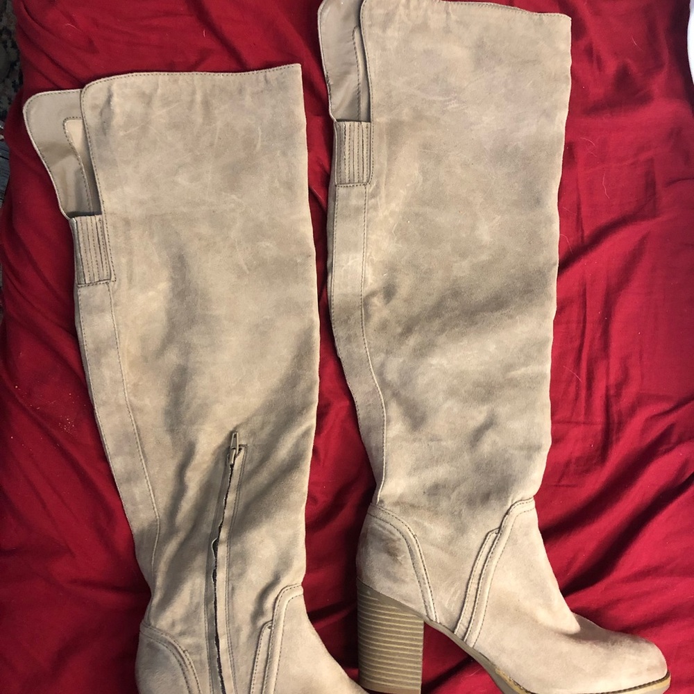 Knee high boots heeled tan zipper